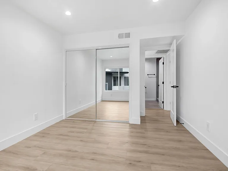 8300 De Longpre — Photo 10