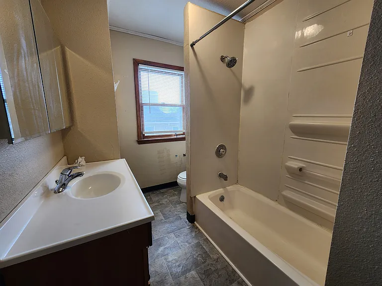 604 1/2 W Seerley Blvd — Photo 9