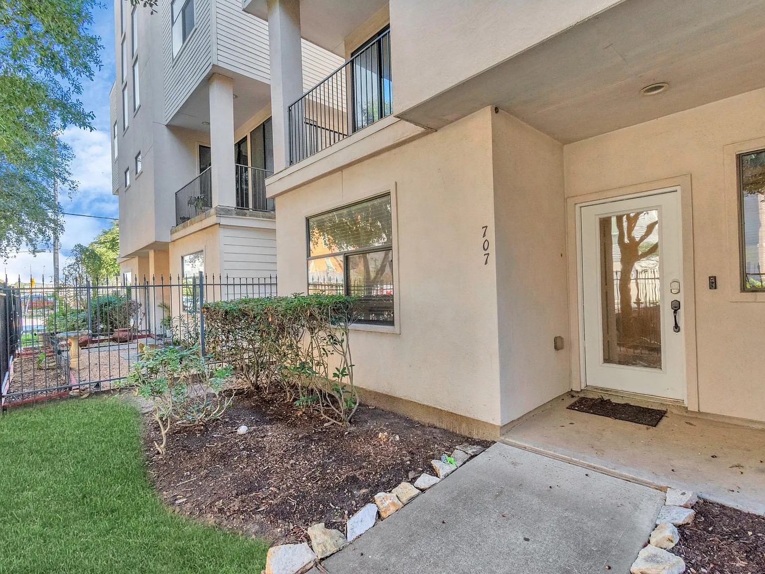 3 bed, 3.5 bath, 1713 sqft, $2,850 — Photo 3