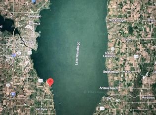 5582 Lake Rd, Oshkosh, WI 54902