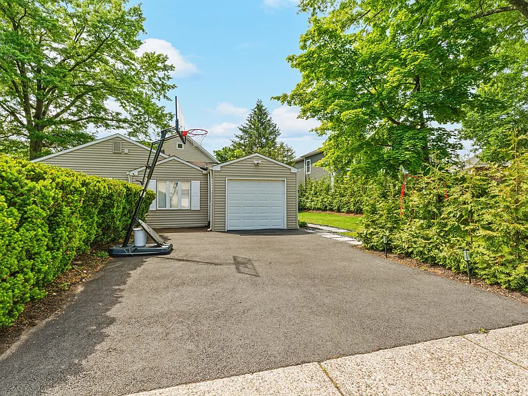 231 Beech Dr S — Photo 24