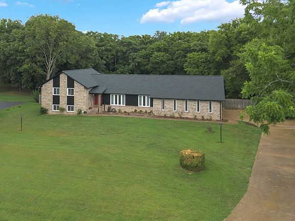 4th image of 1025 Claremont Dr