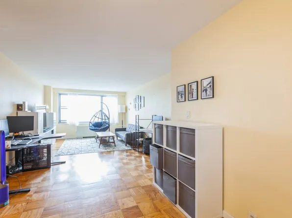 70-25 Yellowstone Boulevard image 8 of 35