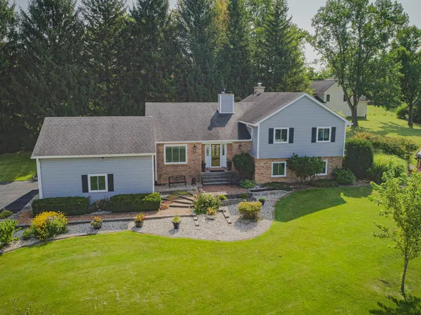 212 Wheatridge Ct, Valparaiso, IN 46385