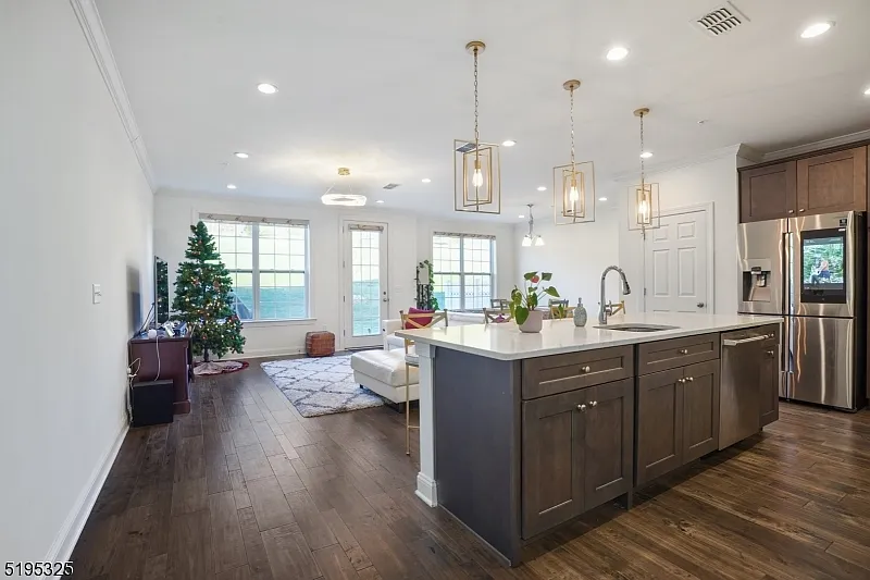 2 bed, 3.0 bath, 1776 sqft, $4,800 — Photo 2