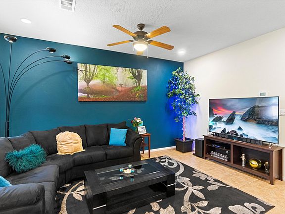 5th image of 11027 Marina Gate Trl NE