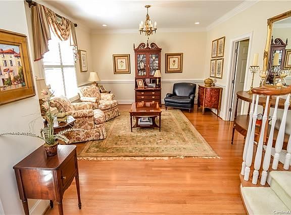 5th image of 228 Augusta Dr