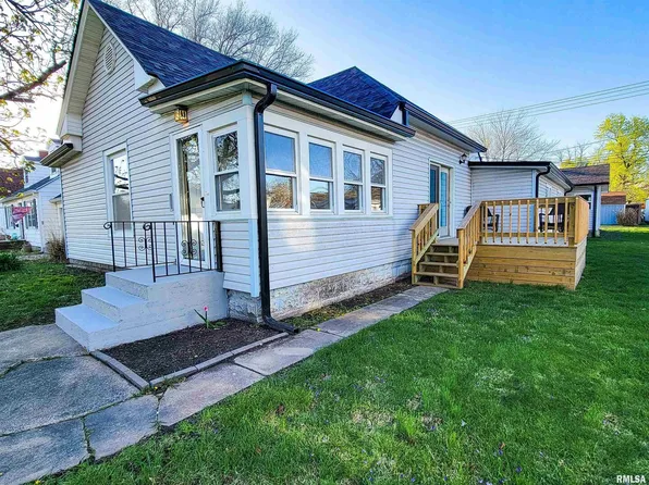 427 E 4th St, Flora, IL 62839