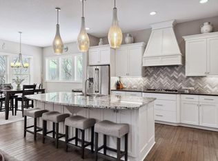 1450 Lakeway Ct, Chanhassen, MN 55317