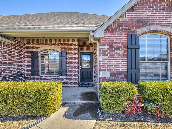 3rd image of 14921 Jordan Ct