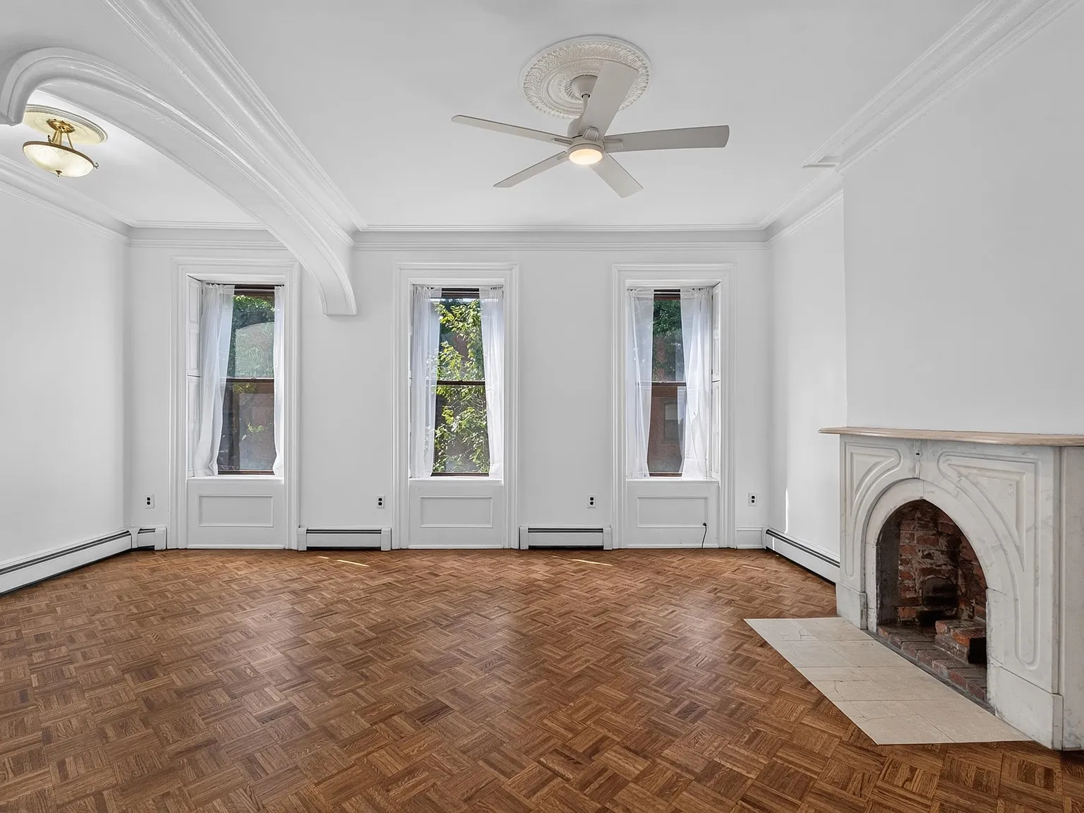 3 bed, 1.0 bath, 1500 sqft, $5,300 — Photo 3