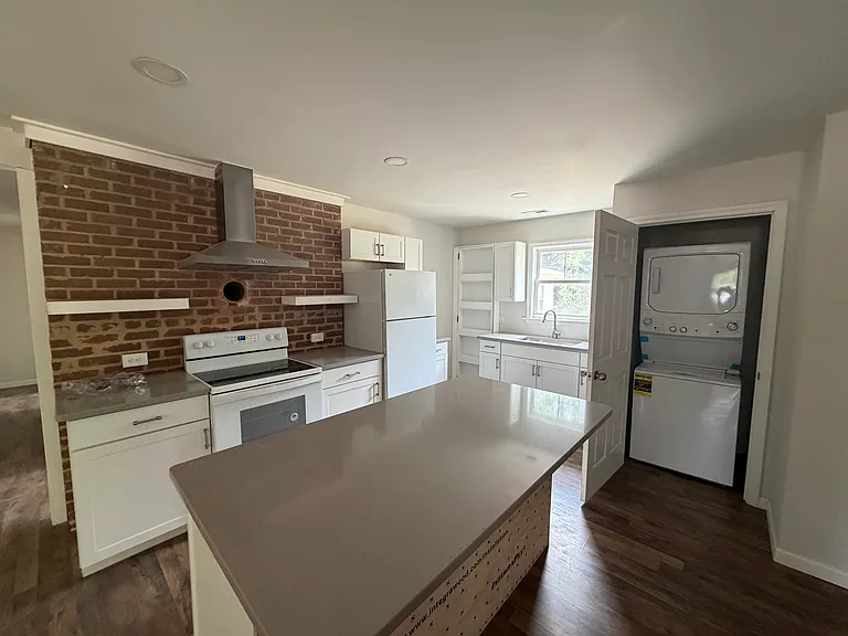 221 Rowe Ave — Photo 6