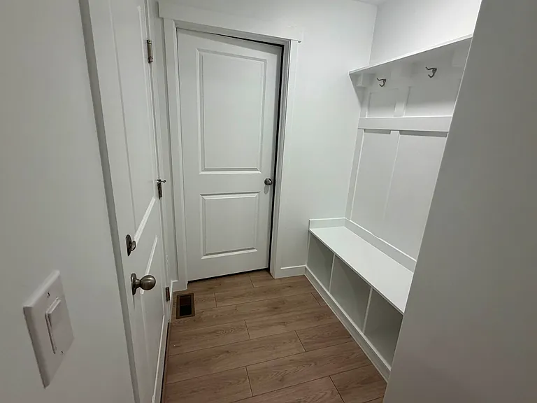 556 E Levengrove Dr — Photo 9
