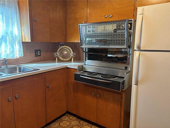4th image of 5 Lake Garden Dr
