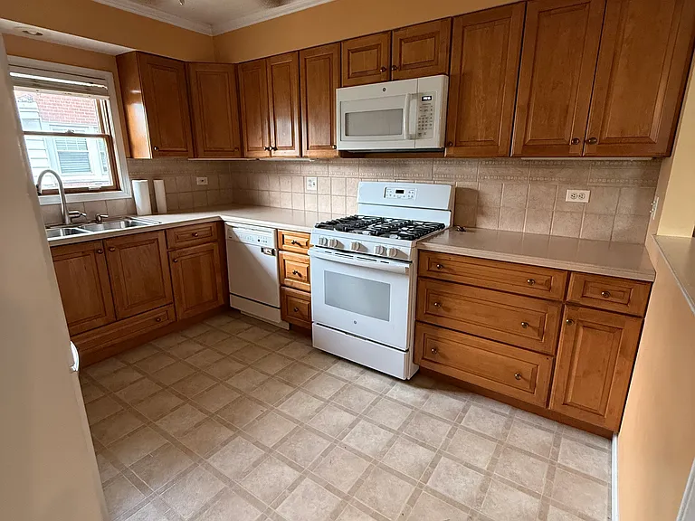 205 E Morningside Ave — Photo 3