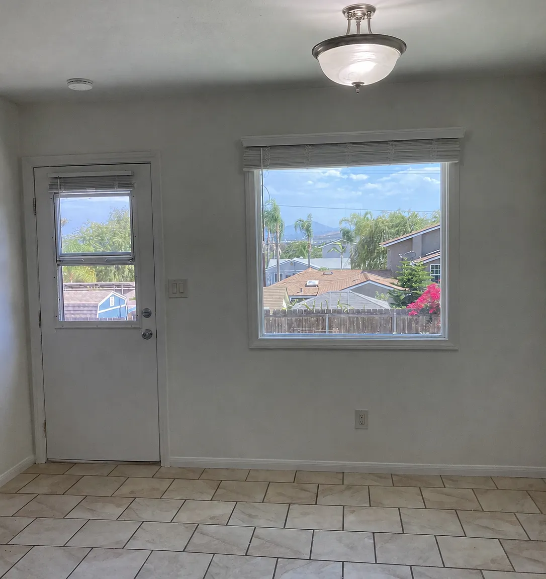 3 bed, 950 sqft, $3,200 — Photo 2