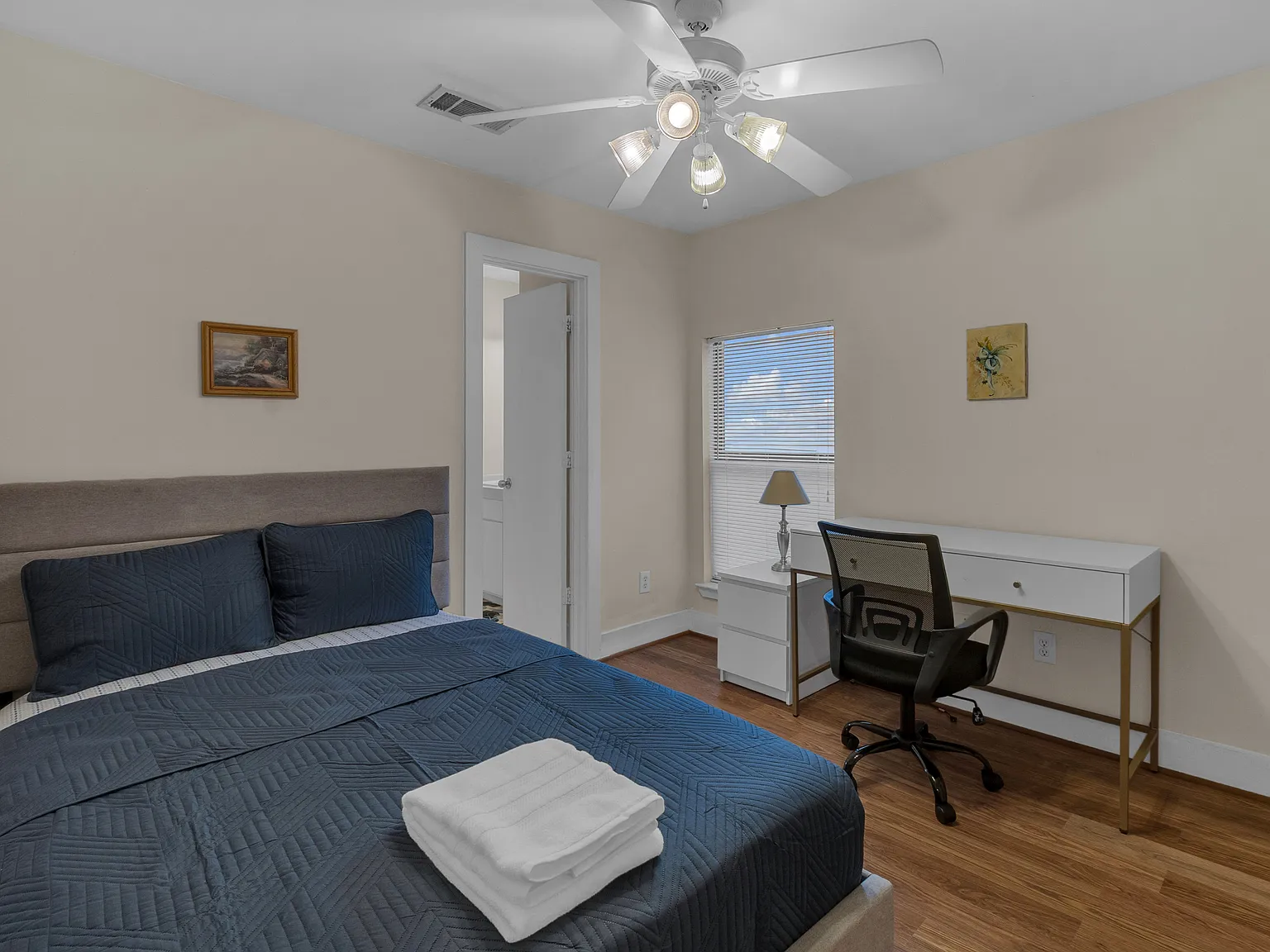 3 bed, 2.5 bath, 2240 sqft, $725 — Photo 1