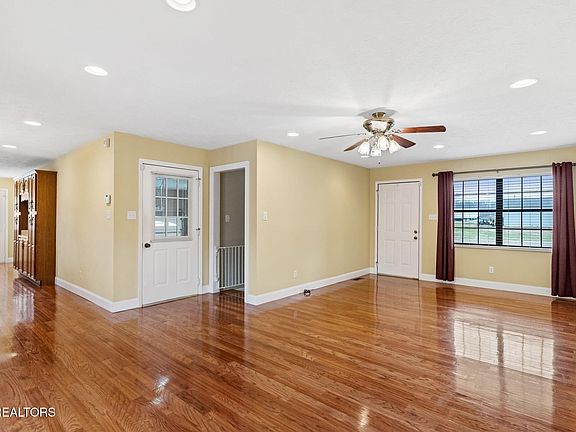 3rd image of 6815 Ward Rd