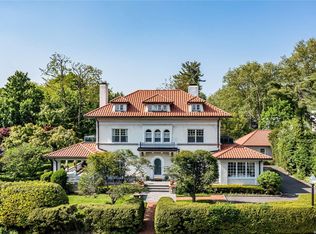 1 Beverly Rd, Great Neck, NY 11021