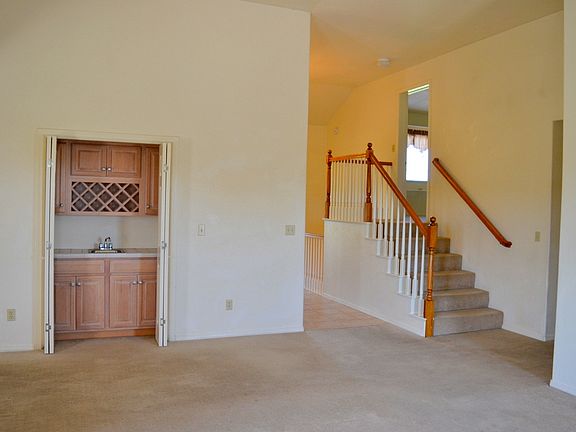 4th image of 30 Acorn Dr