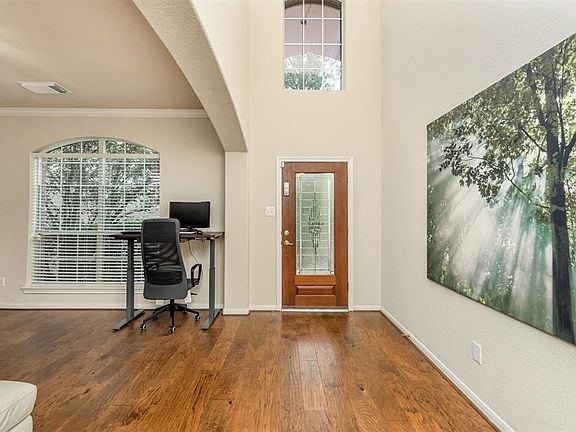 Entry way leads to spacious Dining room/office with crown molding and large windows.