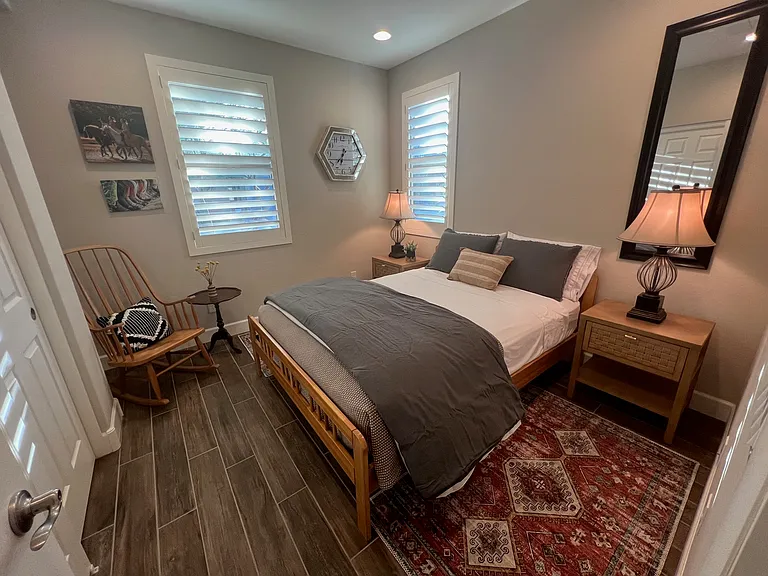 Queen bed in Guest Room
