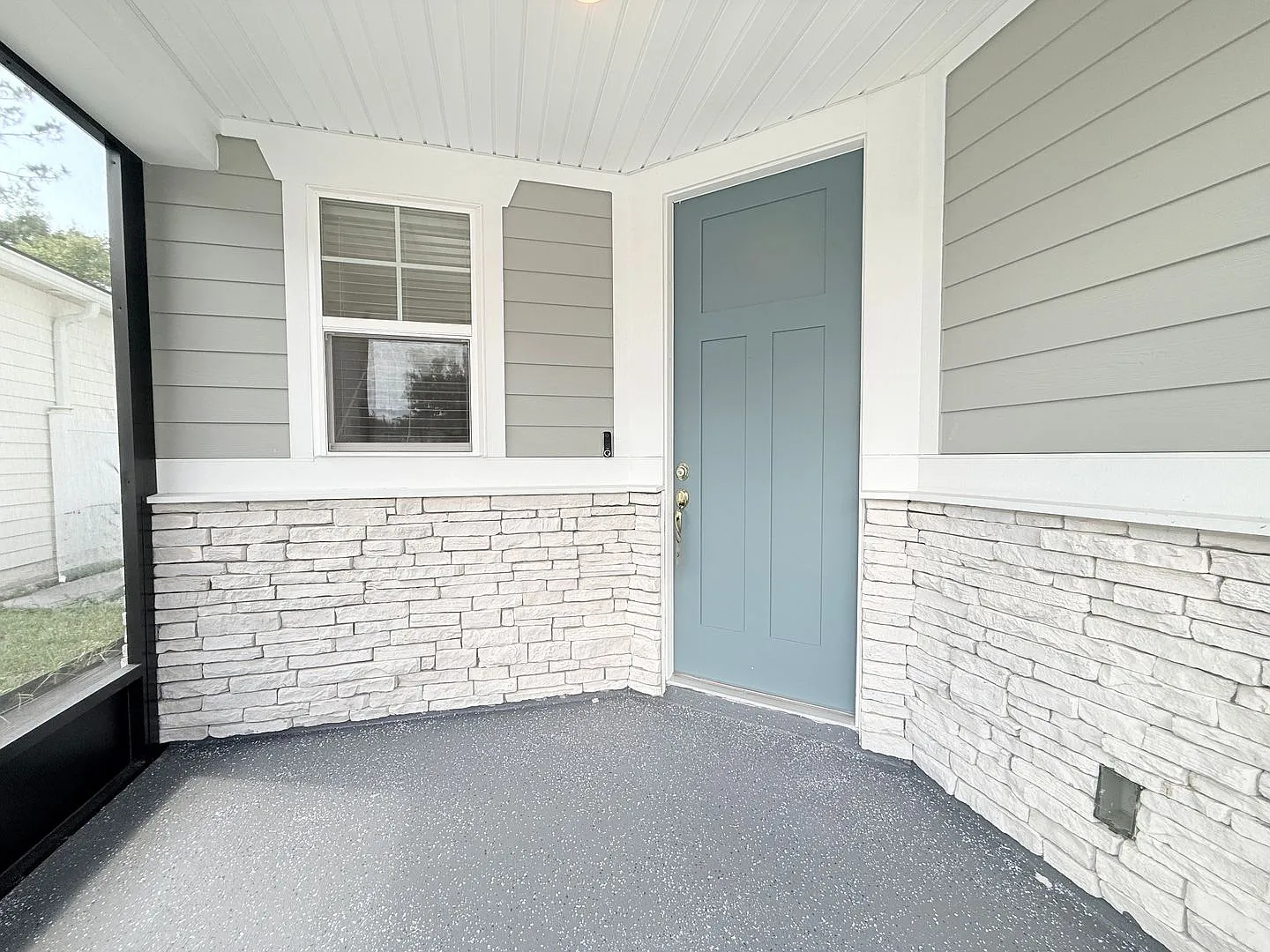 Bright & Spacious 4BR Home with Screened Porch & Paver Patio — Photo 2