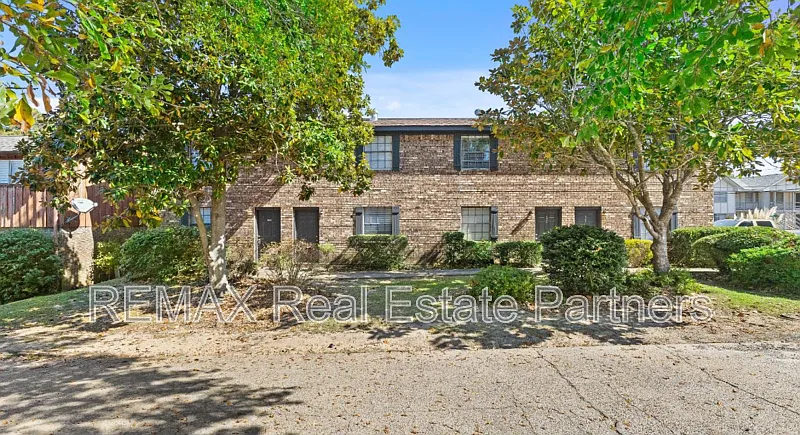 Mablewood Apartments — Photo 2