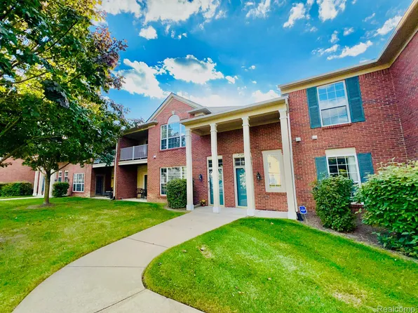 27104 Chesapeake Cir, Walled Lake, MI 48390