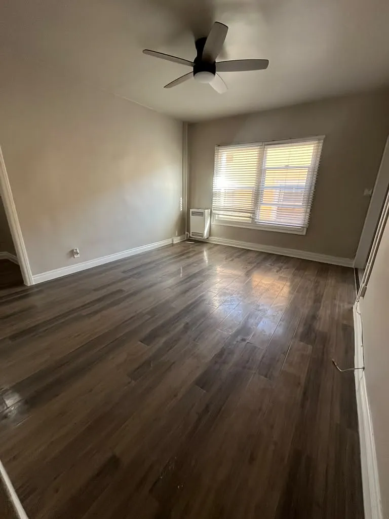 250 N Kenmore Ave — Photo 1