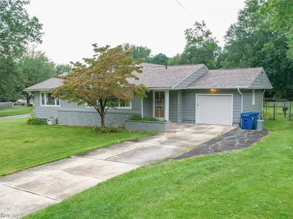 8259 Fairhill Dr NE, Warren, OH 44484