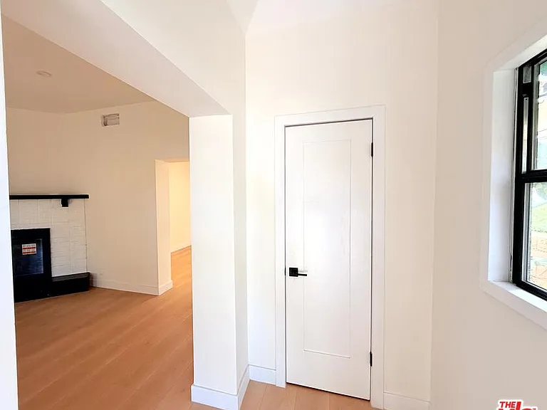 6132 Whitsett Ave — Photo 3