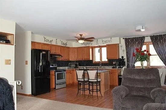 4 bed, 1900 sqft, $2,800 — Photo 1
