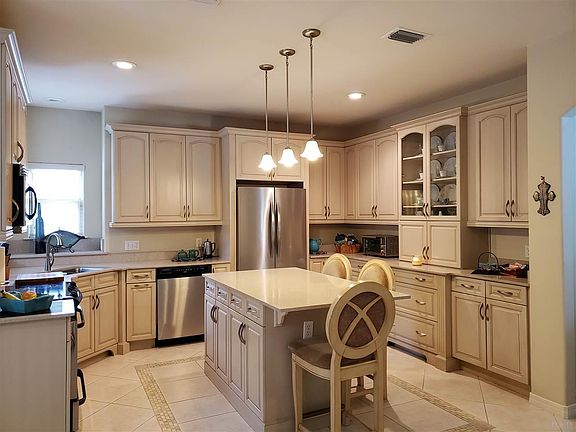 5th image of 1590 Champagne Ave