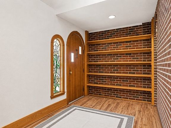 2nd image of 423 Huntingdon Rd