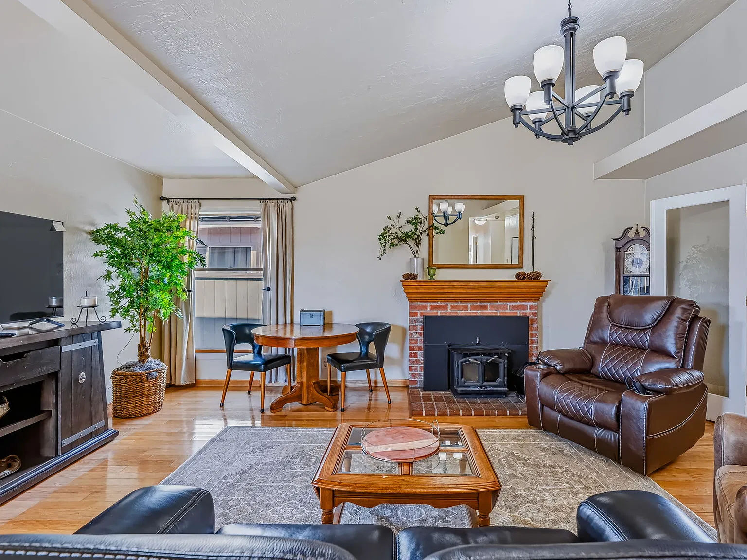 5 bed, 1800 sqft, $8,000 — Photo 2