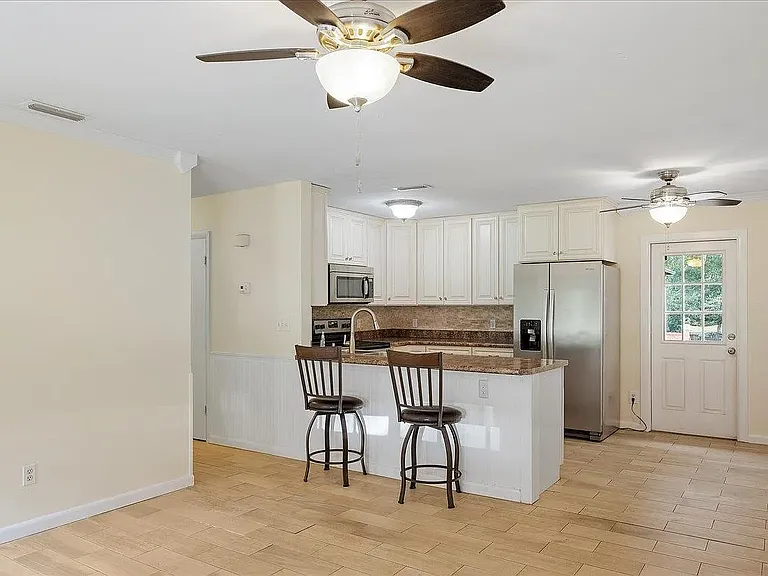2136 Harriet Dr — Photo 4