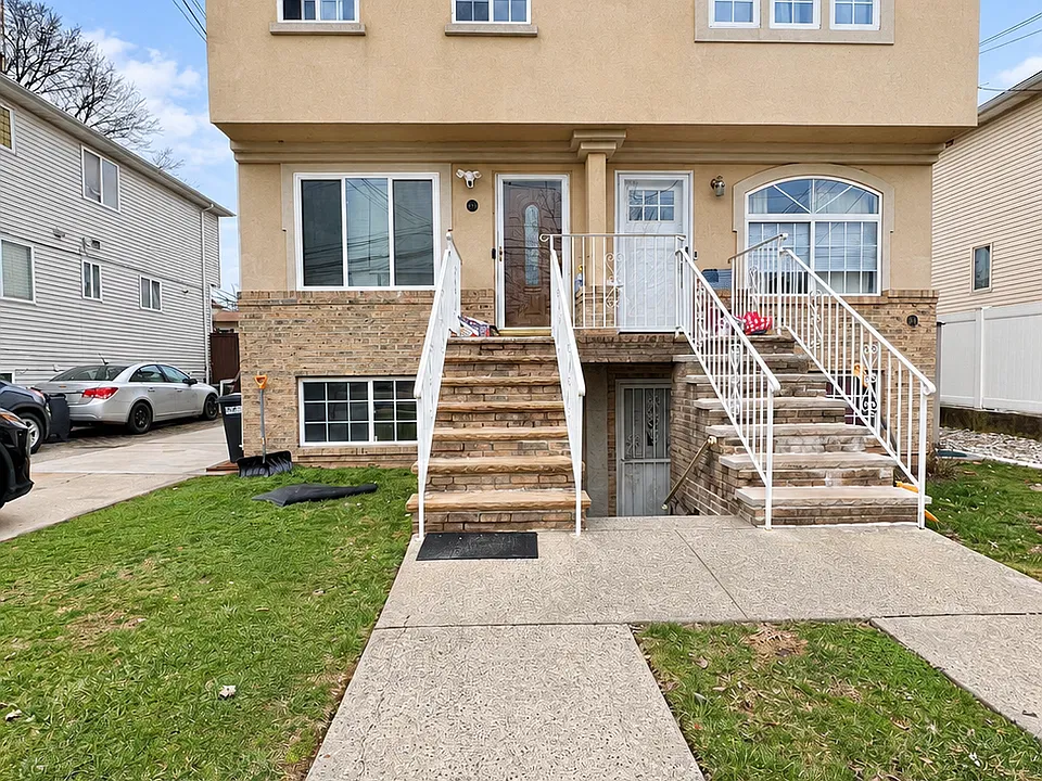 143 Sharrotts Rd #B