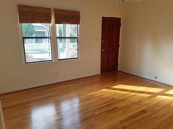 3rd image of 613 Venezia Ave