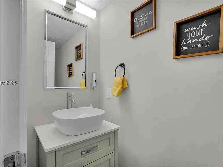 400 William Hilton Pkwy #104 — Photo 7