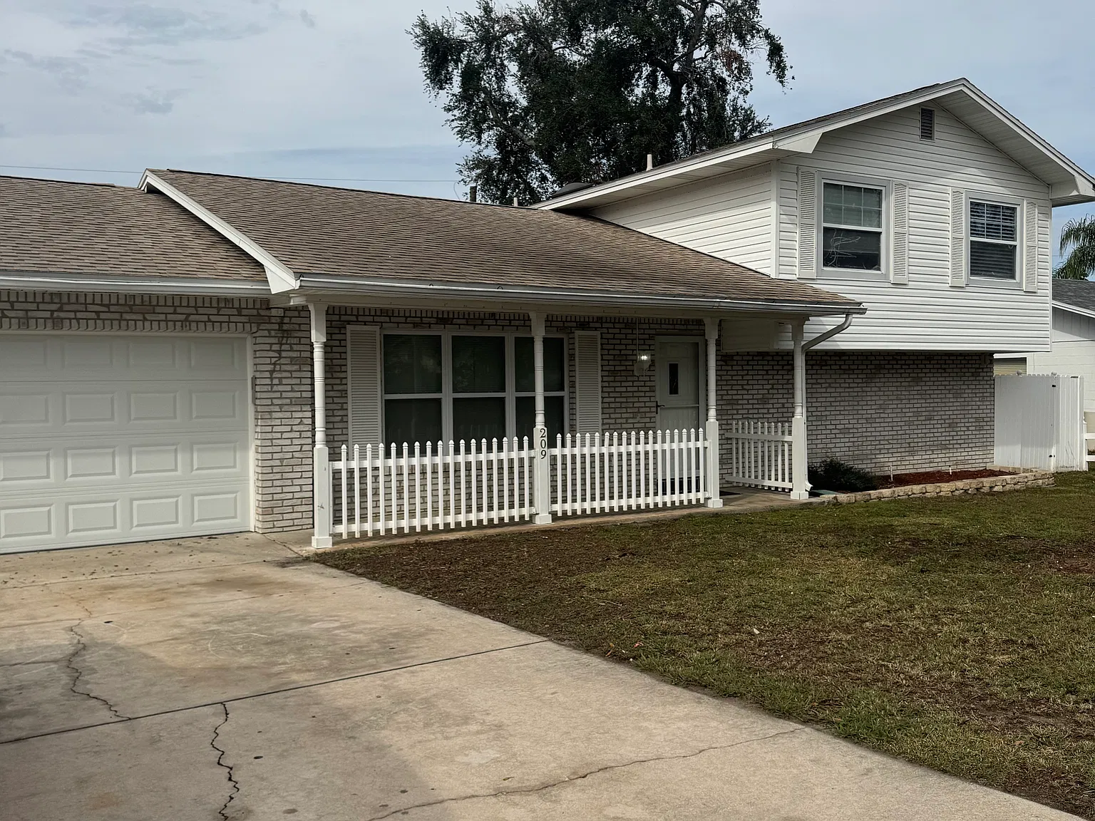209 Whitman Rd — Photo 1