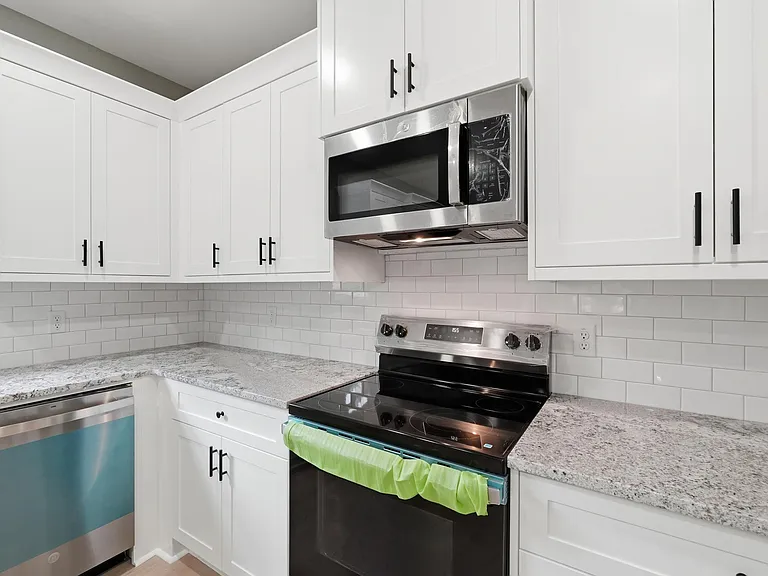717 Burton St — Photo 9