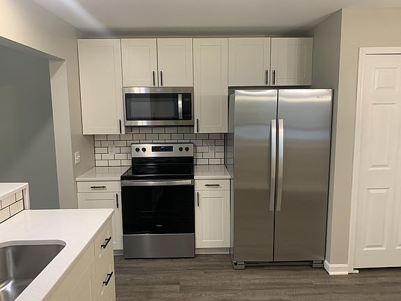 3rd image of 3029 Meadowwood Dr