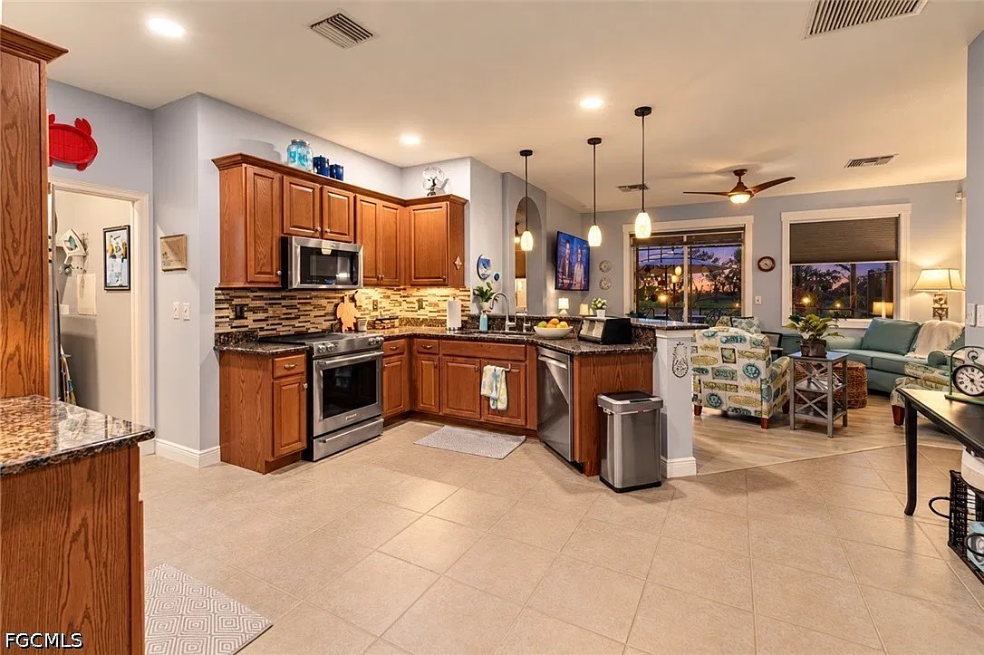 2 bed, 2.0 bath, 1227 sqft, $5,500 — Photo 4