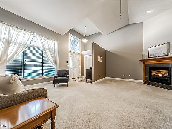 3rd image of 417 Creekside Dr