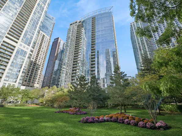201 N Westshore Dr APT 1702, Chicago, IL 60601