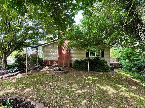 4th image of 655 Hillsdale Dr