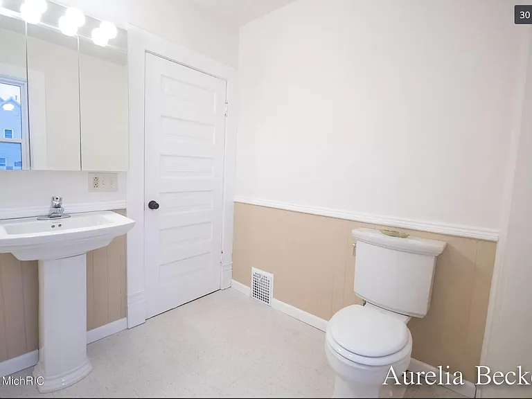 420 Lincoln Ave NW — Photo 27