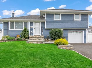 8 Gates Ave, Plainview, NY 11803