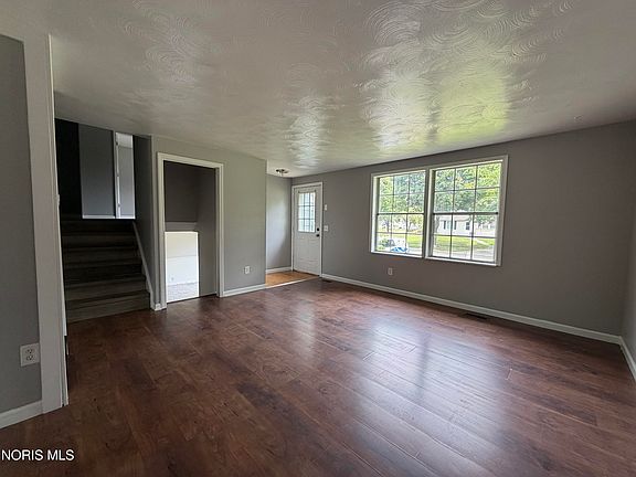 3rd image of 907 Burke Glen Rd